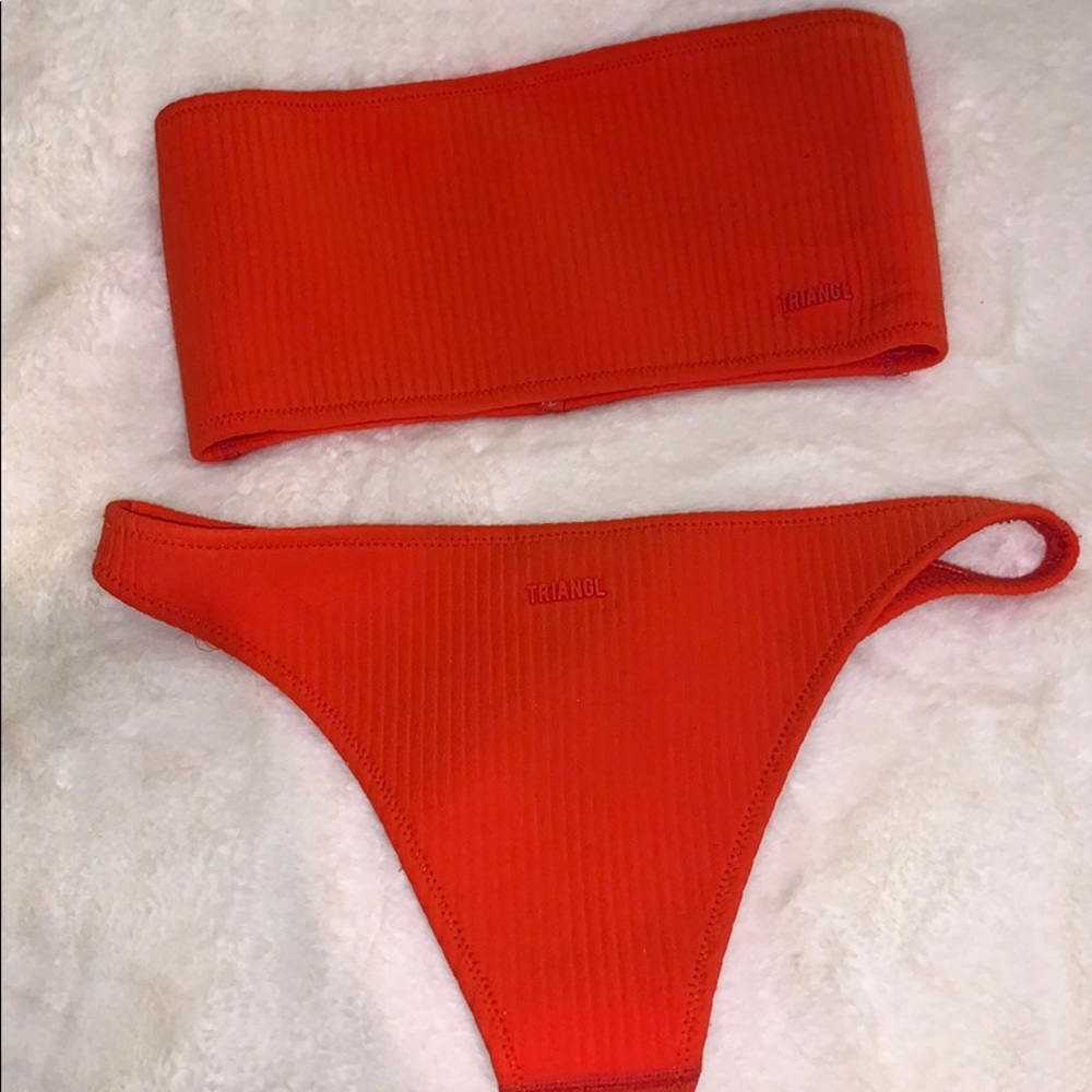 red strapless triangl bikini!!